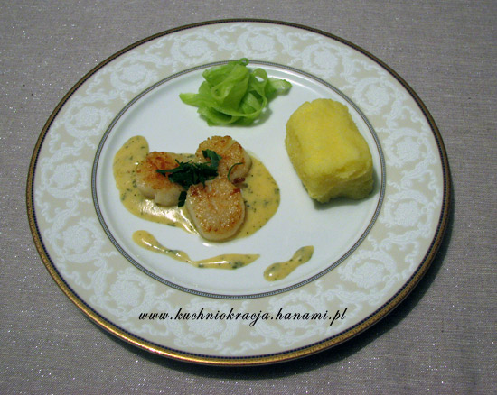 Przegrzebki z ziemniaczanym purée, sałatką z ogórka i sosem béarnaise, fot. Hanami®