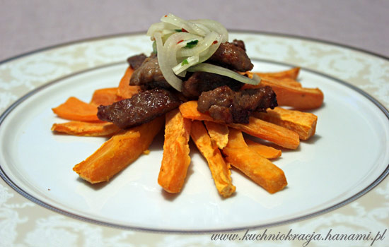 Wołowe chicharrones z salsa criolla i słodkimi ziemniakami (kuchnia peruwiańska), Fot. Hanami® Wołowe chicharrones z salsa criolla i słodkimi ziemniakami