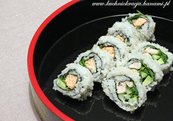 Uramaki zushi z pieczonym łososiem oraz pieczonym kurczakiem, Fot. Hanami® Uramaki zushi z kurczakiem oraz z pieczonym łososiem