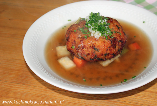 Zupa z kotlecikiem zrobionym z sera i chleba, Fot. Hanami®