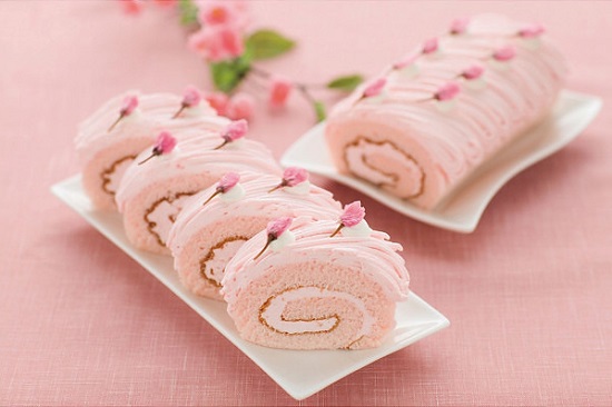 Mont Blanc rolada wiśniowa, Pâtissier Kagetsudō źródło: http://item.rakuten.co.jp/kagetudo/sakuramont-blanc/