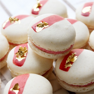 Wiśniowe makaroniki z płatkami złota, Patisserie Gregory Collet, źródło: http://item.rakuten.co.jp/gregory-collet/macaron-sakura