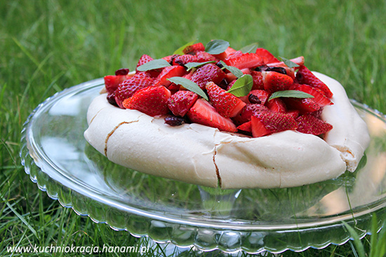 Pavlova z truskawkami i żurawiną, Fot. Hanami®