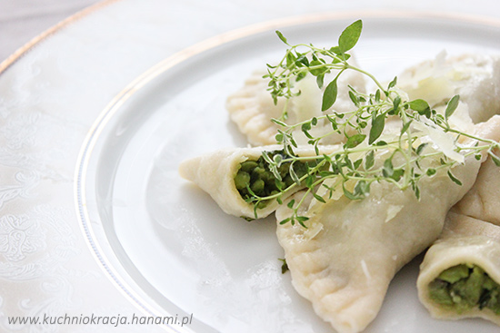 Pierogi z nadzieniem z bobu, czosnku i świeżych ziół, Fot. Hanami®