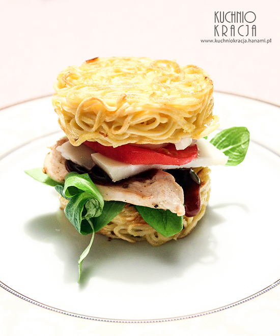 Burger w "bułce" zrobionej z makaronu, Fot. Hanami®