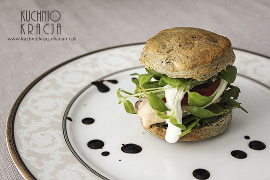 Mini burgery w bułce a la scones z dodatkiem czarnego sezamu, Fot. Hanami®
