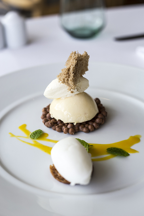 Sorbet cytrynowy z musem z brzoskwini, serem mascarpone, miodowo-słonym karmelem i sosem z yuzu