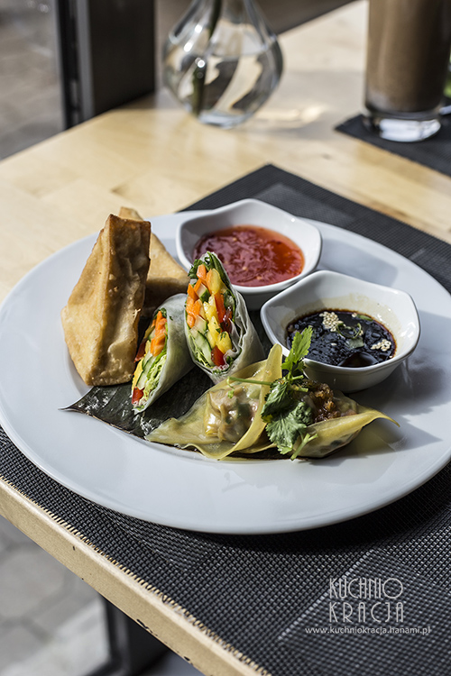 Talerz przekąsek - Fresh Rolls (pół-roladki ze świeżymi warzywami i sosem z tamaryndowca), pierożki Dim Sum z nadzieniem z podsmażanych warzyw oraz chrupiące kostki tofu. Podawany z dwoma sosami - słodkim z chili i sojowo-imbirowym, Restauracja Basil & Lime