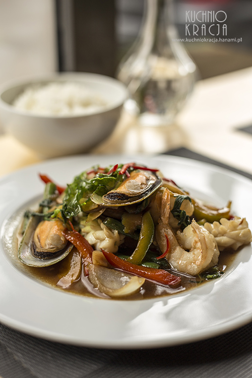 Owoce morza z woka z sezonowymi warzywami i tajską bazylią. Podawane z tajskim ryżem jaśminowym, Restauracja Basil & Lime