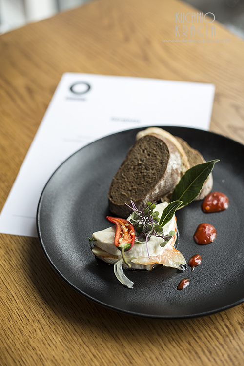 Marynowany na ostro z ziołami i papryką ser Camembert, pieczywo, Restauracja Bohemia