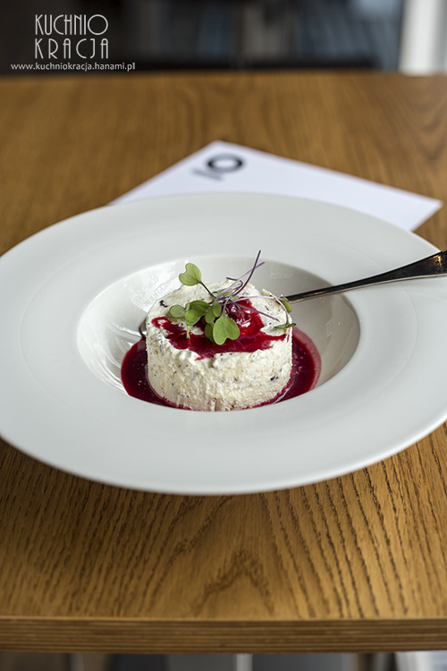 Mus z białej czekolady z pistacjami pod gorącą wiśnią, Restauracja Bohemia