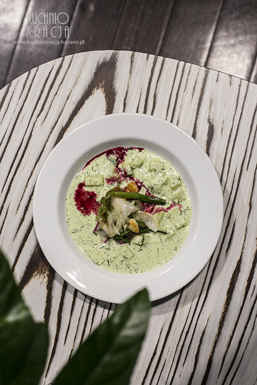 Chłodnik z młodej kapusty, kalarepki i ogórka z serem halloumi